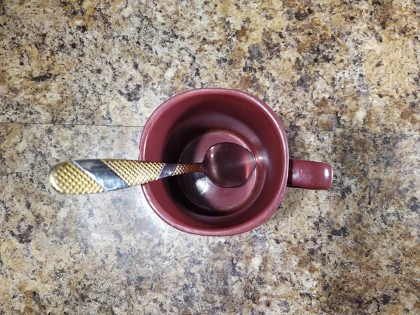 Taça com colher de chá no fundo da mesa da cozinha — Fotografia de Stock