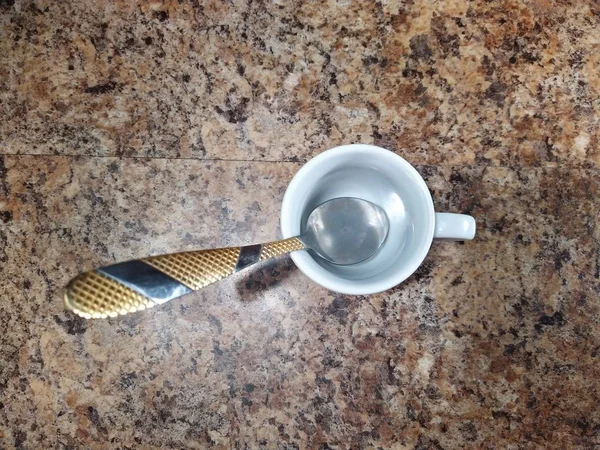 Tasse mit Teelöffel auf Küchentisch Hintergrund — Stockfoto