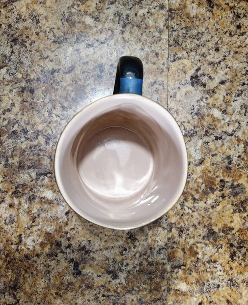 Tasse auf Küchentisch Hintergrund — Stockfoto