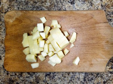 Mutfak masasında patates dilimleri.