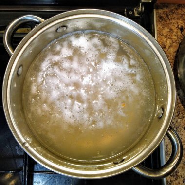 Mutfak ocağında çorba pişirme tenceresi.