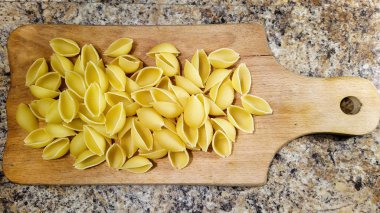 Mutfak masasının üzerinde makarna.