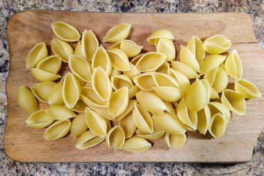 Mutfak masasının üzerinde makarna.