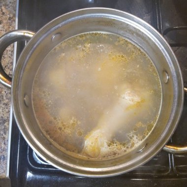 Tavuk budu mutfakta tencerede pişiyor.