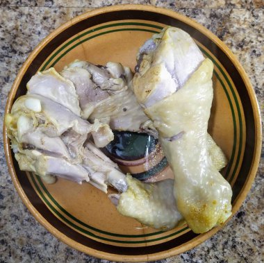 Mutfak masasında tavuk budu pişirdim.