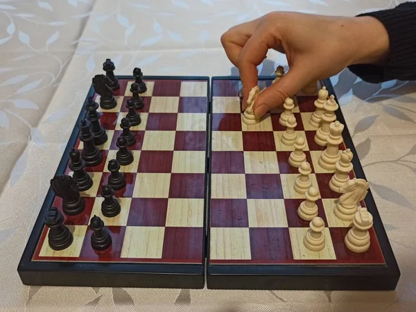 Partiell Syn Kvinnan Spelar Schack Vid Bordet — Stockfoto
