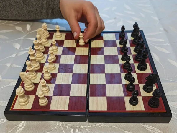 Dílčí Pohled Ženy Hrát Šachy Stolu — Stock fotografie