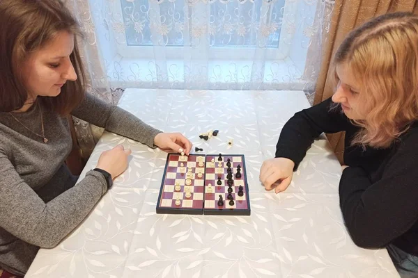Unga Kvinnor Spelar Schack Vid Bordet — Stockfoto