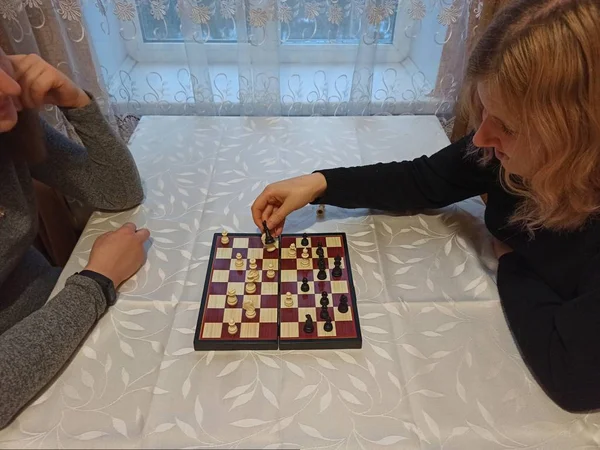 Європейські Дівчата Грають Шахи Столом — стокове фото