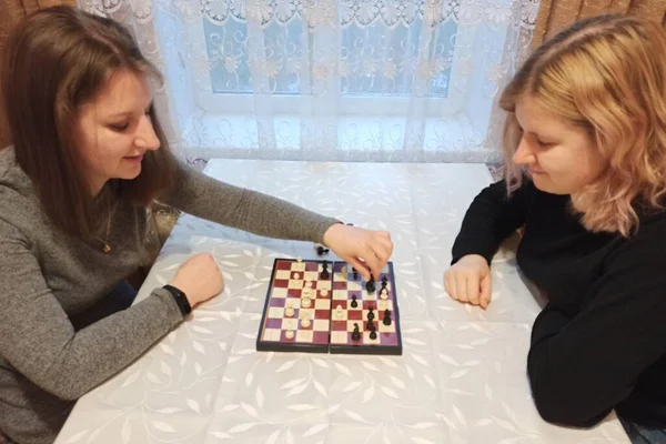 Δύο Κορίτσια Παίζουν Σκάκι Στο Τραπέζι — Φωτογραφία Αρχείου