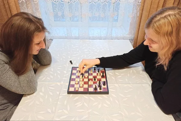 Νεαρές Γυναίκες Παίζουν Σκάκι Στο Τραπέζι — Φωτογραφία Αρχείου