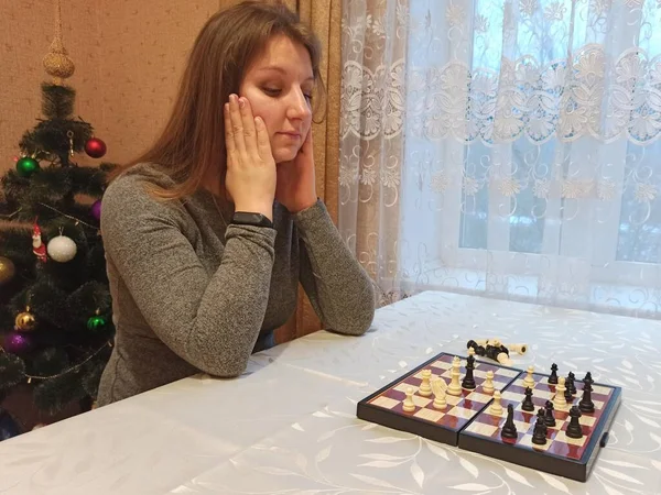 Συγκεντρωμένη Ευρωπαία Παίζει Σκάκι Στο Τραπέζι — Φωτογραφία Αρχείου