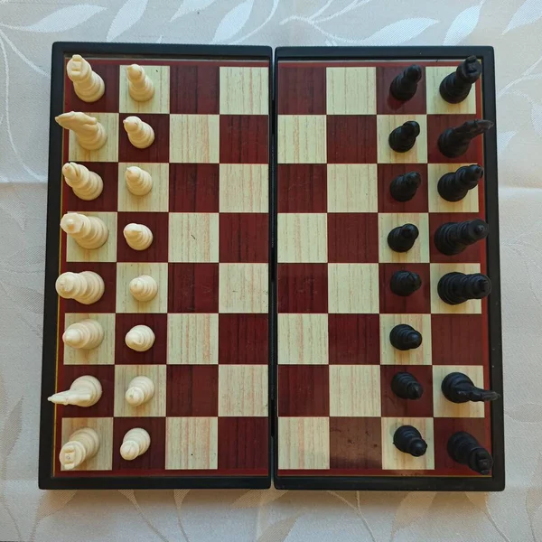 桌上有数字的棋盘的顶部视图 — 图库照片