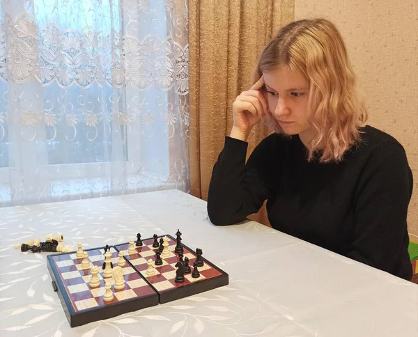 Στοχαστική Ευρωπαία Παίζει Σκάκι Στο Τραπέζι — Φωτογραφία Αρχείου