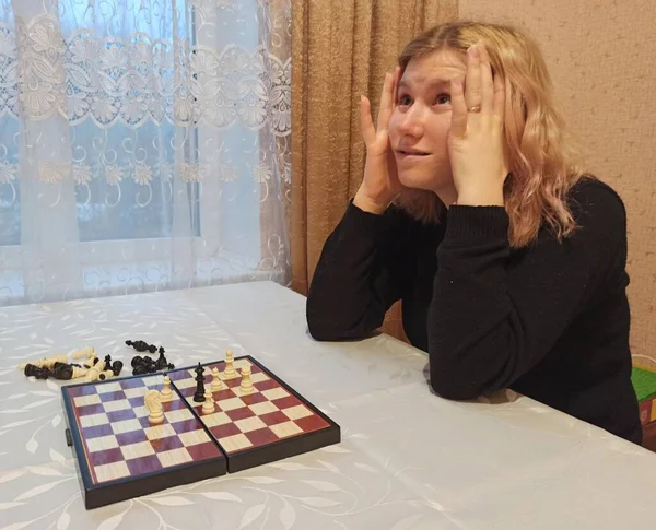 有思想的欧洲姑娘在桌边下棋 — 图库照片