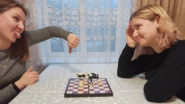 Europäische Mädchen Spielen Schach Tisch — Stockfoto