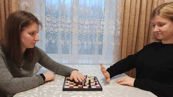 Europäische Mädchen Spielen Schach Tisch — Stockfoto