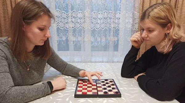 Ευρωπαϊκά Κορίτσια Παίζουν Ντάμα Στο Τραπέζι — Φωτογραφία Αρχείου