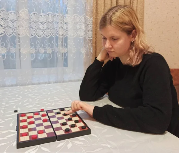 Fokussierte Europäerin Spielt Dame Tisch — Stockfoto