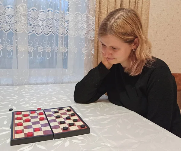 Lächelnde Europäerinnen Spielen Dame Tisch — Stockfoto
