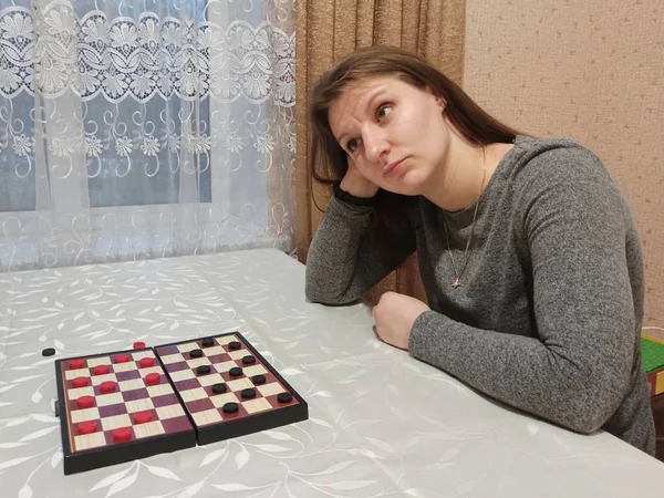 Pensive Europäisch Mädchen Spielen Checkers Tisch — Stockfoto