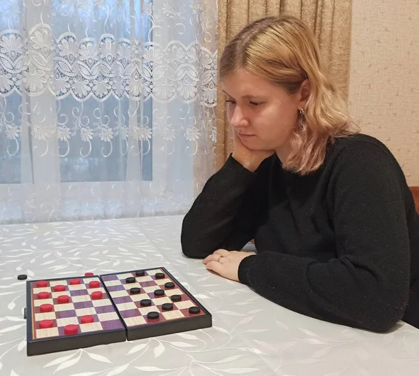 Mujer Europea Concentrada Jugando Damas Mesa —  Fotos de Stock