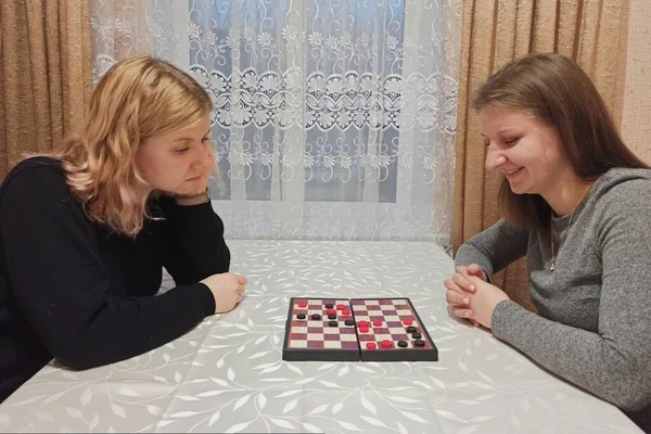 Νεαρές Γυναίκες Παίζουν Ντάμα Στο Τραπέζι — Φωτογραφία Αρχείου