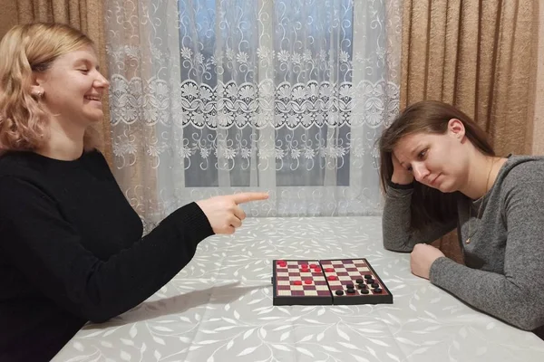 Zwei Schwestern Spielen Dame Tisch — Stockfoto