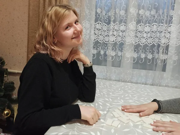 Δύο Γυναίκες Παίζουν Ντόμινο Στο Τραπέζι — Φωτογραφία Αρχείου