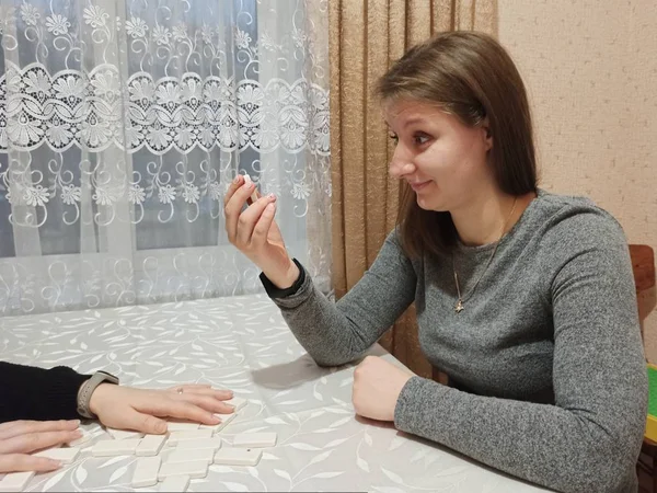 Zwei Freundinnen Spielen Domino Tisch — Stockfoto