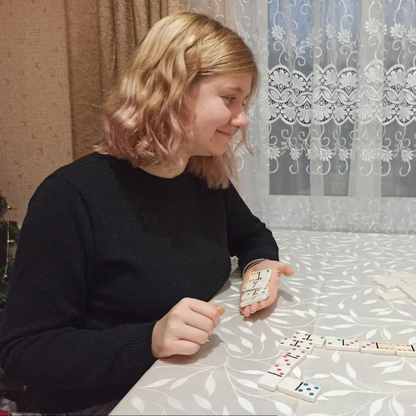 Verärgerte Europäische Mädchen Spielen Domino Tisch — Stockfoto