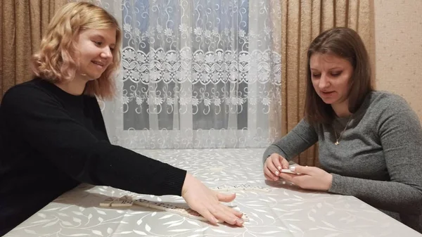 Ευρωπαϊκά Κορίτσια Παίζουν Ντόμινο Στο Τραπέζι — Φωτογραφία Αρχείου