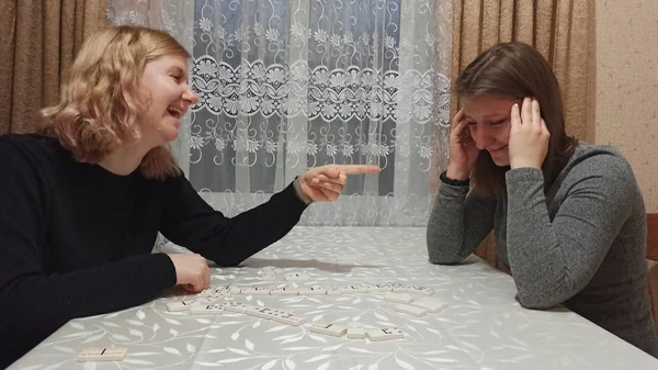 Jonge Meisjes Spelen Domino Aan Tafel — Stockfoto