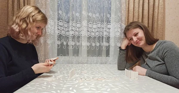 Ευρωπαϊκά Κορίτσια Παίζουν Ντόμινο Στο Τραπέζι — Φωτογραφία Αρχείου