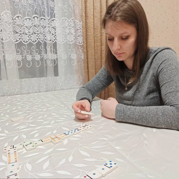 Fokussierte Europäerinnen Spielen Domino Tisch — Stockfoto