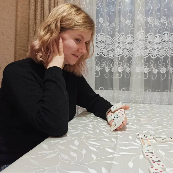 Nachdenkliche Europäische Mädchen Spielen Domino Tisch — Stockfoto