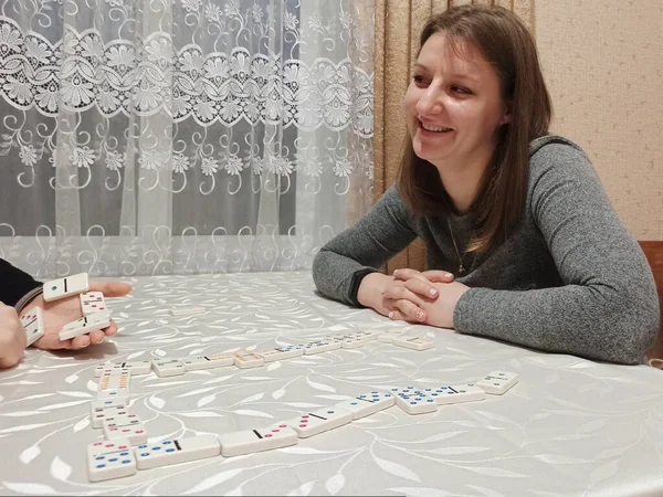 Zwei Mädchen Spielen Domino Tisch — Stockfoto
