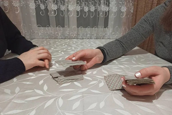 Обрезанный Вид Двух Девушек Играть Карты Столом — стоковое фото
