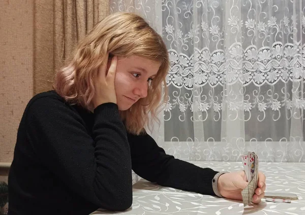 Chica Europea Triste Jugar Las Cartas Mesa —  Fotos de Stock