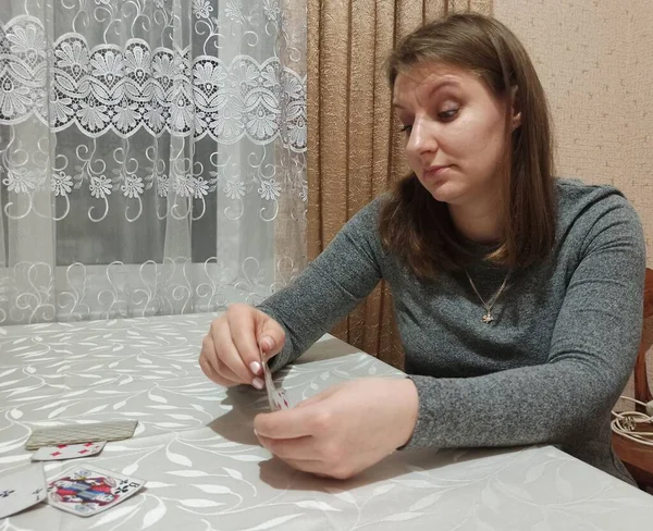 Überraschte Europäerin Spielt Karten Tisch — Stockfoto