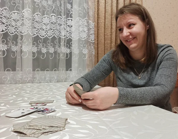 Mujer Europea Feliz Jugar Las Cartas Mesa —  Fotos de Stock