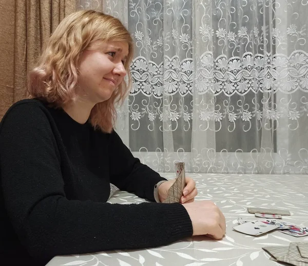 Προσβληθείσα Ευρωπαϊκή Κοπέλα Παίζουν Χαρτιά Στο Τραπέζι — Φωτογραφία Αρχείου