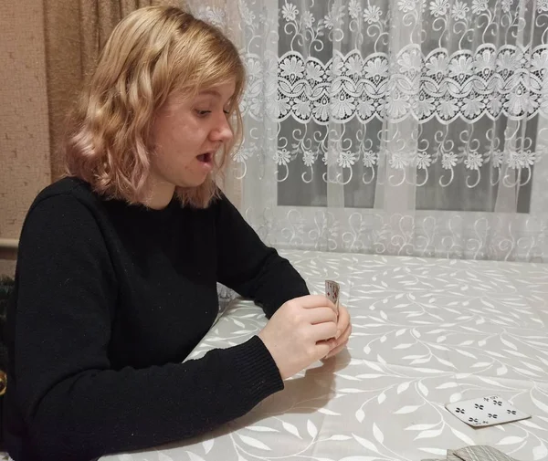 Sorprendida Chica Europea Jugar Las Cartas Mesa —  Fotos de Stock