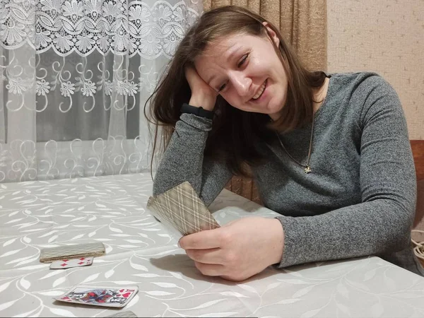 Χαμογελώντας Ευρωπαϊκή Γυναίκα Παίζουν Χαρτιά Στο Τραπέζι — Φωτογραφία Αρχείου