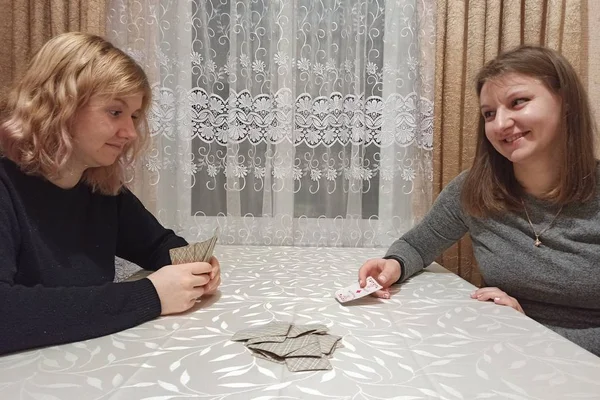 Europäische Freundinnen Spielen Karten Tisch — Stockfoto