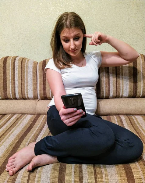 Νεαρή Γυναίκα Κάθεται Στον Καναπέ Έχουν Βιντεοκλήση Και Σημείο Δάχτυλο — Φωτογραφία Αρχείου