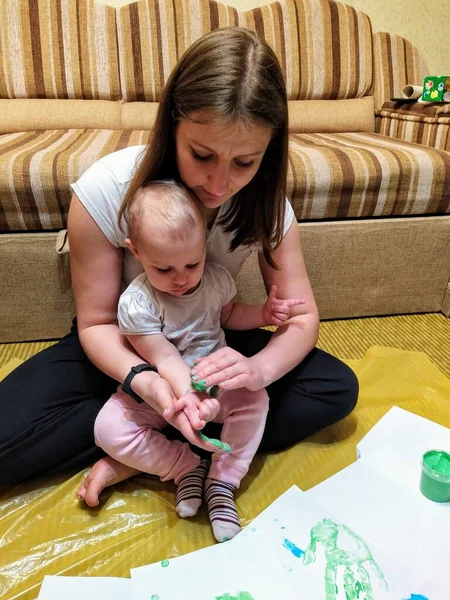 Europejska Matka Maluje Zieloną Farbą Córką Domu — Zdjęcie stockowe