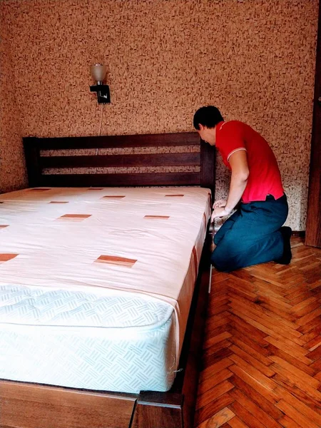 Hombre Europeo Cubre Sábanas Colchón Dormitorio —  Fotos de Stock