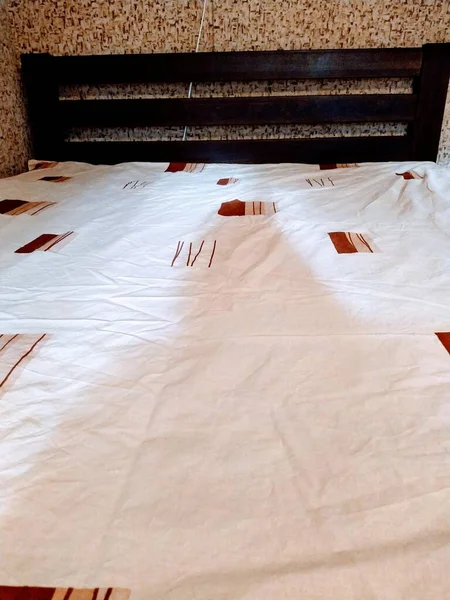 Деревянная Кровать Спальне — стоковое фото