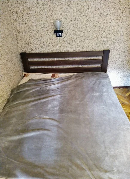 Деревянная Кровать Спальне — стоковое фото